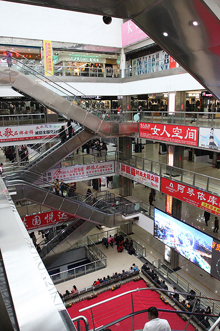Пекин, Магазины одежды станции Dahongmen, Great Red Gate Costumes Wholesales Market (Beijing, Clothes shops of the Dahongmen Station)