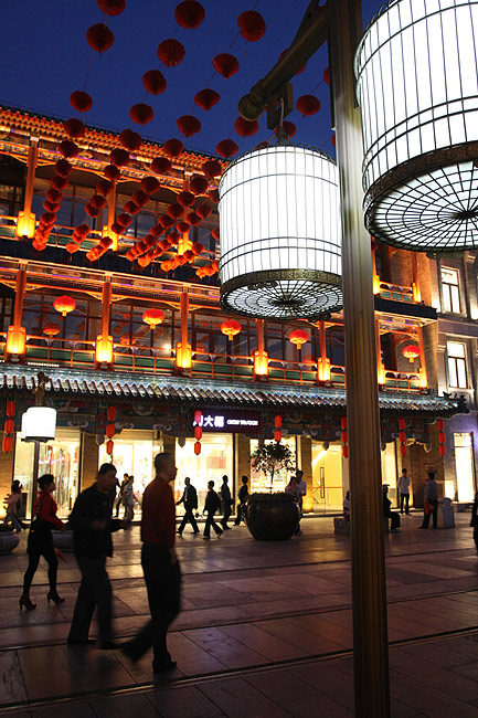 Пекин, Торговые улицы Цяньмэнь и Дачжалань, Улица Цяньмэнь (Beijing, Shopping streets Qianmen Dajie and Dazhalan Jie, Qianmen Dajie)