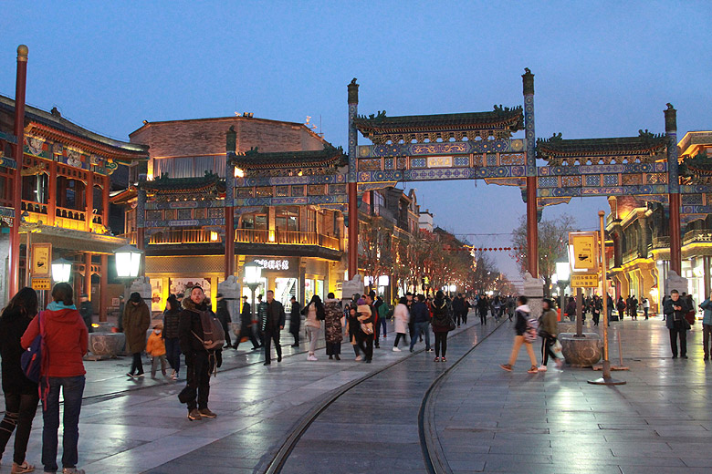 Пекин, Торговые улицы Цяньмэнь и Дачжалань, Улица Цяньмэнь (Beijing, Shopping streets Qianmen Dajie and Dazhalan Jie, Qianmen Dajie)