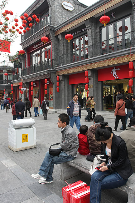 Пекин, Торговые улицы Цяньмэнь и Дачжалань, Улица Цяньмэнь (Beijing, Shopping streets Qianmen Dajie and Dazhalan Jie, Qianmen Dajie)