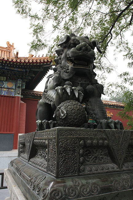 Пекин, Храм Юнхэгун, Бронзовый лев с шаром (Beijing, Yonghegong Lama Temple, Bronze lion with the ball)