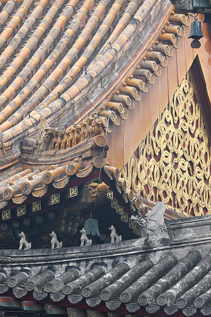 Пекин, Храм Юнхэгун, Черепица на кровлях павильонов (Beijing, Yonghegong Lama Temple, Tiling of the temple)