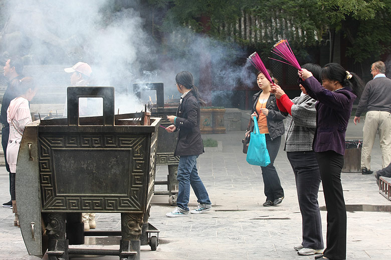 Пекин, Храм Юнхэгун, Верующие в храме (Beijing, Yonghegong Lama Temple, Believers in the temple)