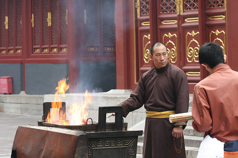 Пекин, Храм Юнхэгун, Верующие в храме (Beijing, Yonghegong Lama Temple, Believers in the temple)