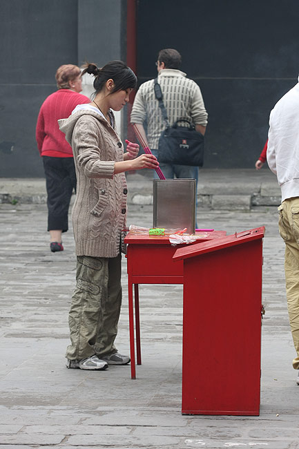Пекин, Храм Юнхэгун, Верующие в храме (Beijing, Yonghegong Lama Temple, Believers in the temple)