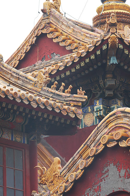 Пекин, Храм Юнхэгун, Желтая черепица на крышах храма (Beijing, Yonghegong Lama Temple, Yellow tiling of the temple roof)