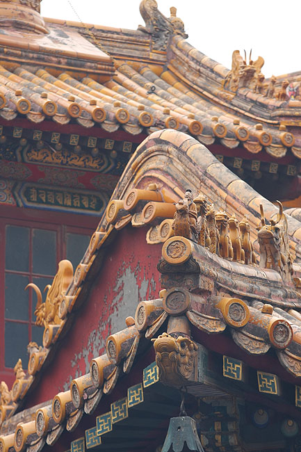 Пекин, Храм Юнхэгун, Желтая черепица на крышах храма (Beijing, Yonghegong Lama Temple, Yellow tiling of the temple roof)