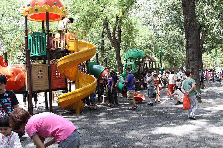 Пекин, Пекинский Зоопарк, Деская площадка (Beijing, Beijing Zoo, Children's playground)